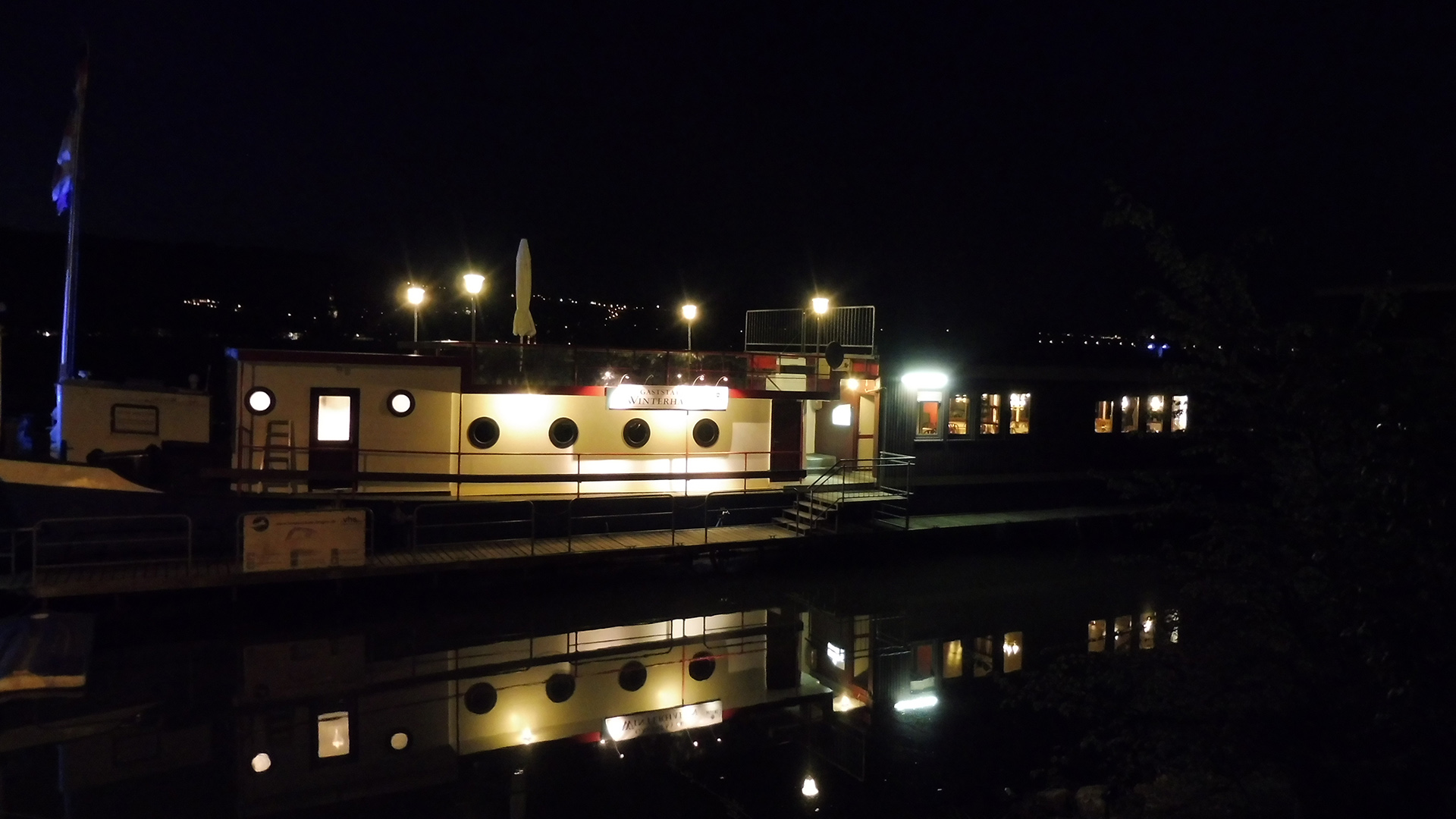 Restaurant von Außen (Abend)